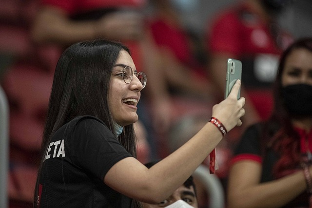 不仅强调个 不仅强调个